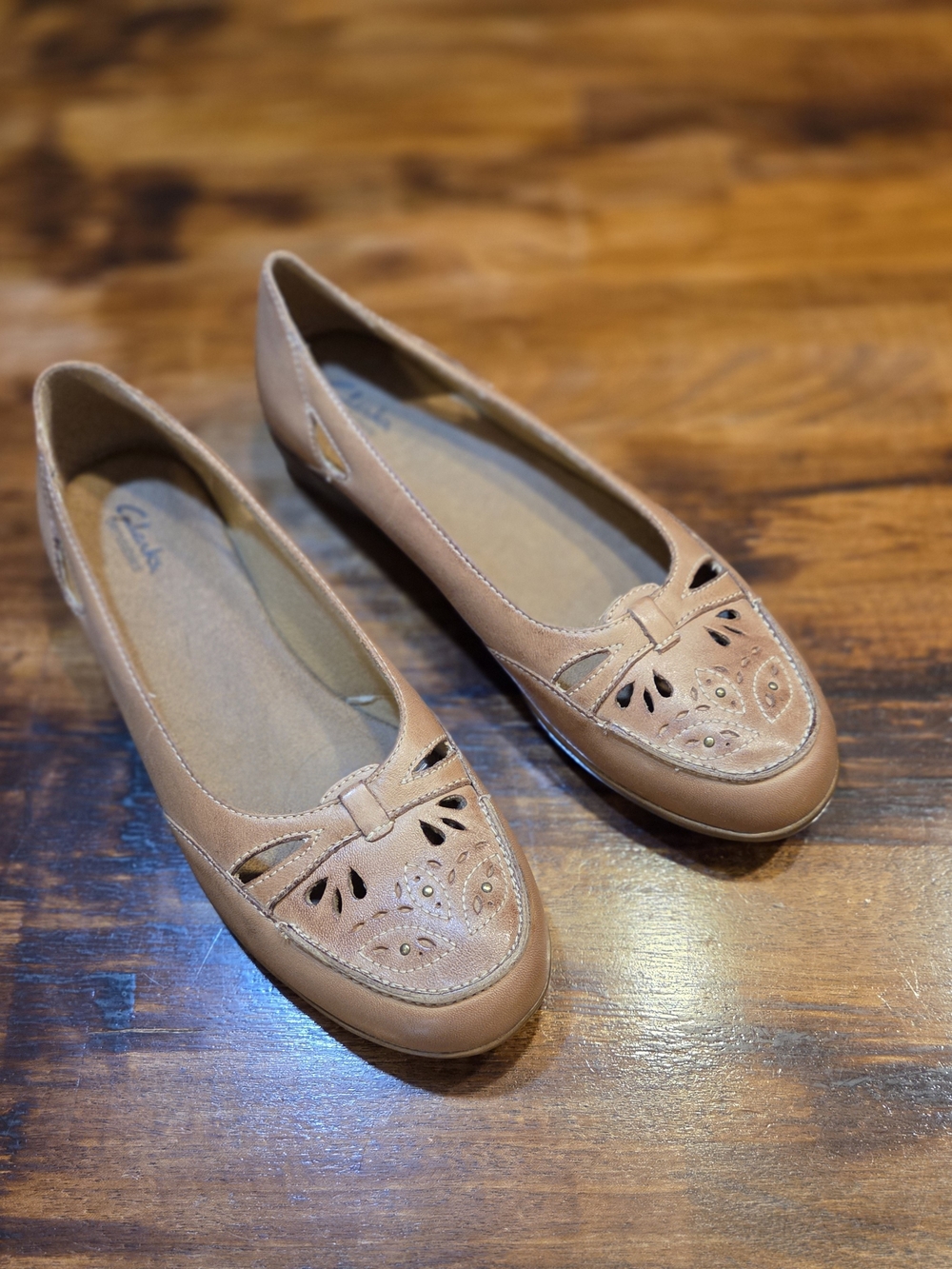 Clarks Women’s Nude/Tan Leather Ballet Flats with Cutout Detail